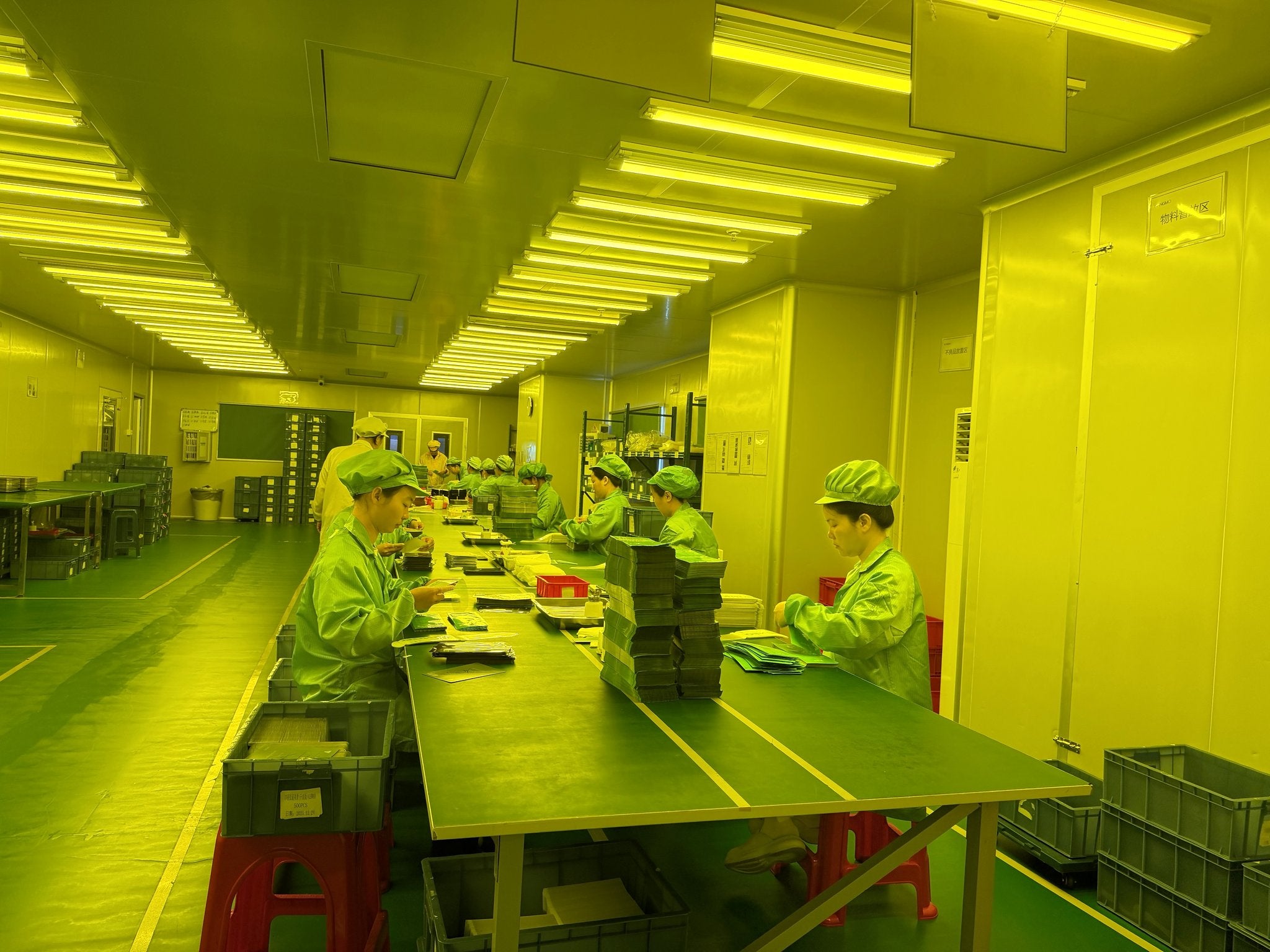 Amber-light visual inspection cleanroom